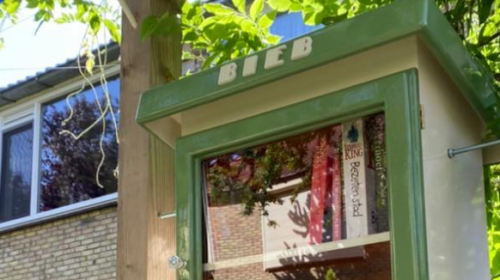 Feest rond de Minibieb aan de Ingenieur F.W. Conradstraat