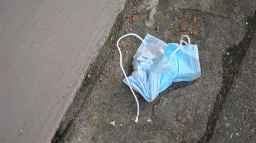 Nee! Geen mondkapjes in de wc!