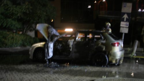 Kortsluiting zet auto in de fik aan de Kapittelstede