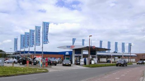 Auto ramt carwash op de Grote Wade door foute pedaal keuze