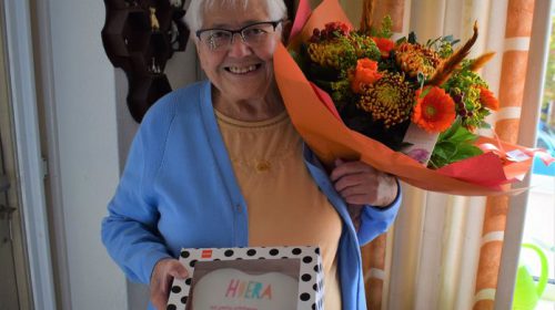 Taart en bloemen voor oudste vrijwilliger bij de AHN