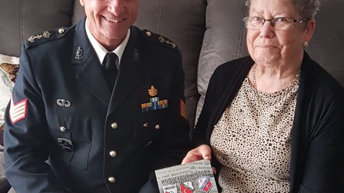 Vrouw van Henk Vonk verrast met jubileumboek FC-fans