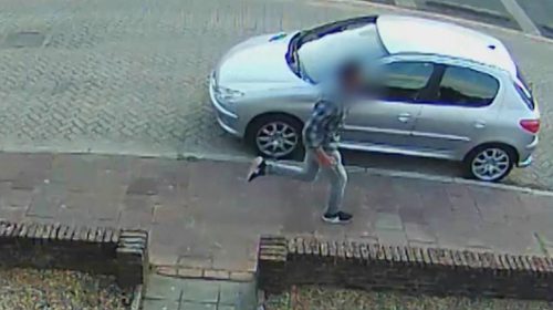 Voetenliefhebber die meisjes lastig valt gezocht