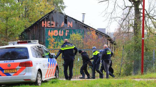 Grote politiemacht bij ontruiming bedrijfspand naast botenverhuurder Hatenboer