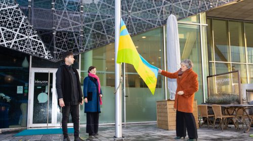 Wethouder hijst kleurrijke vlag Internationale Mensenrechtendag