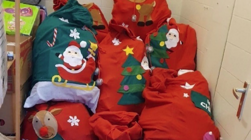 Leerlingen Cals College halen speelgoed op voor de Speelgoedbank in Nieuwegein