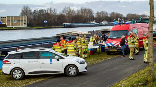 Brandweer voorkomt dat vrachtschip zinkt bij de Beatrixsluis