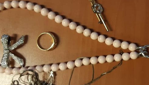 Politie zoekt eigenaren van gestolen sieraden