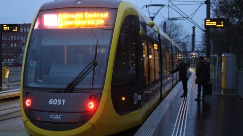 Boom valt op tram, passagiers met de schrik vrij