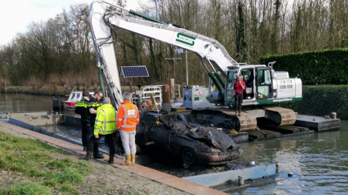 Baggeraars vissen auto uit de Hollandse IJssel