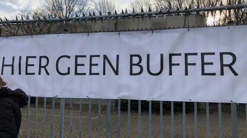 Bewoners voeren actie tegen komst warmte-opslagbuffer in hun achtertuin Bewoners voeren actie tegen komst warmte-opslagbuffer in hun achtertuin