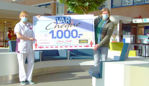 1,5 meter cheque voor de zorg! van cabaretier Paul Schoolderman