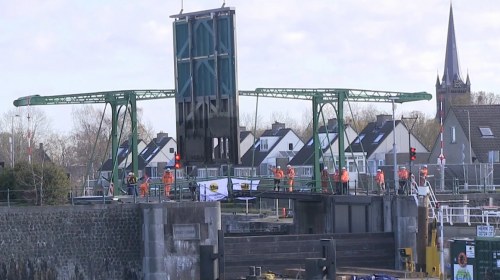 Video: ‘Eerste sluisdeur gehesen uit de Koninginnensluis’
