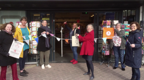 Lokale schrijvers openen boekhandel feestelijk op het Muntplein