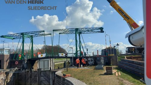 Kijk nu live mee bij hijswerkzaamheden sluisdeuren bij de Emmabrug in Vreeswijk