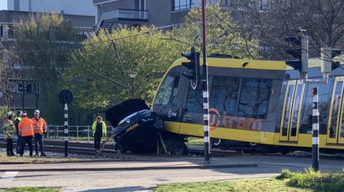 Man ernstig gewond na botsing met tram, tram ontspoord