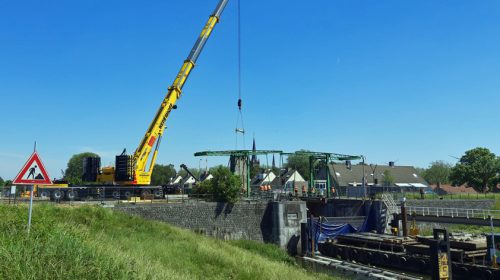Hij hangt , de sluisdeur van de Koninginnensluis!
