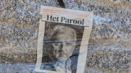 Bloemen voor Peter R. de Vries op plein bij winkelcentrum Muntplein