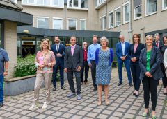 Wethouder Marieke Schouten samen met regio-wethouders in gesprek met van Nieuwenhuizen