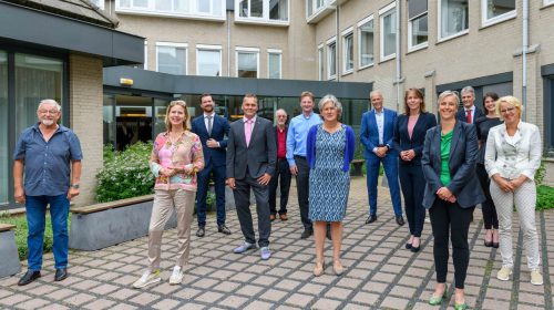 Wethouder Marieke Schouten samen met regio-wethouders in gesprek met van Nieuwenhuizen