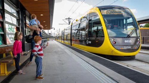 Kinderen tot en met 11 jaar stappen een maand lang gratis in de bus en tram