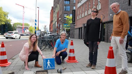 Wethouder Marieke Schouten legt stoeptegel ‘Houd de lijn vrij!’
