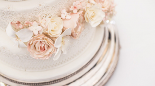 Bruidstaart regelen voor de bruiloft: hier moet je aan denken