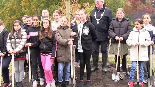 Kinderen planten samen met burgemeester boom ter herinnering aan 50 jaar Nieuwegein