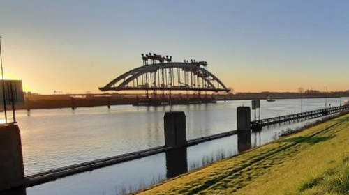 Monsterklus geslaagd, Boogbrug bij Nieuwegein met succes verwijderd