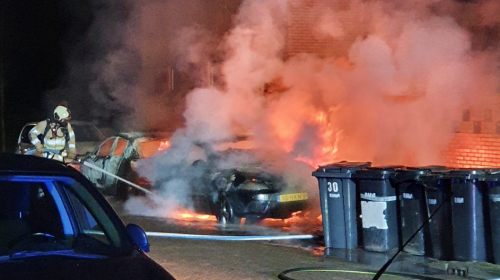 Vuurwerkbom zet auto vermoedelijk in de brand