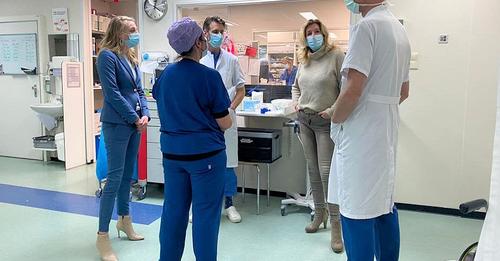 Liane den Haan met deskundigen in Nieuwegein over een betere doorstroom van de reguliere zorg