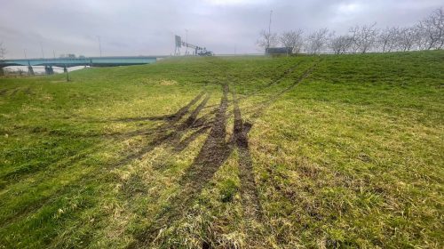 Zorgen waterschap om illegale crossers op Lekdijk