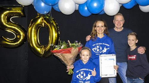 Anouk van der Kaaij krijgt vrijwilligersprijs tijdens 50-jarig jubileum vrouwenvoetbal van VSV Vreeswijk