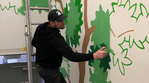 Airbrush/ Graffiti kunstenaar Mark Beerepoot fleurt PI Nieuwegein op