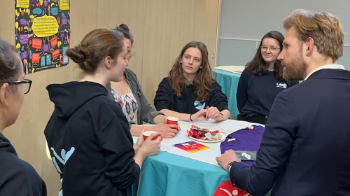 Minister van onderwijs bracht bezoek aan het Cals