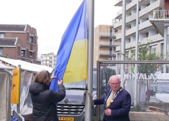 De Oekraïense vlag wappert op het Stadsplein