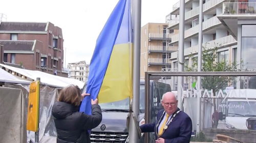 De Oekraïense vlag wappert op het Stadsplein
