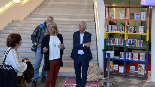 Regenboogkast in het atrium geopend