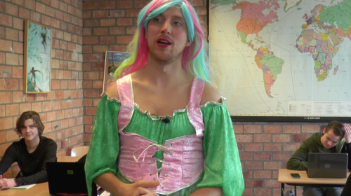 ‘Beloofd is beloofd, Roy staat in een prinsessenjurk voor de klas’