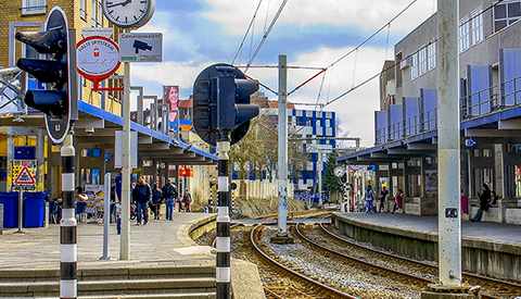 Sloop perron en overkapping tramhalte in de binnenstad van Nieuwegein