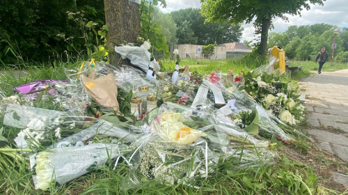 Veel bloemen en kaarsjes ter herdenking aan Simon Mulder