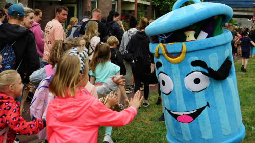 Prullie moedigt wandelaars aan met afval opruimen tijdens avondvierdaagse en picknickt zondag bij het Natuurkwartier