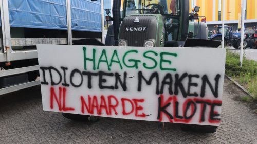 Boeren blokkeren distributiecentrum Jumbo in Nieuwegein