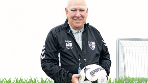 Oudere vrijwilligers houden voetbalclubs draaiende