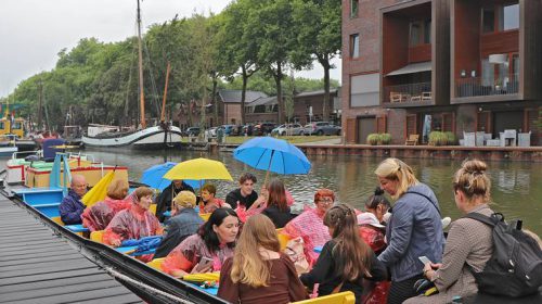 Vluchtelingen uit Oekraïene genieten van vaartocht door Nieuwegein