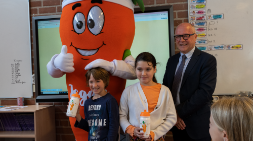 Eerste bidons uitgereikt door mascotte Joggy en wethouder John van Engelen