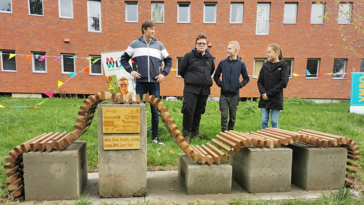 Studenten Campus bouwen mee aan circulair bankje in Meanderpark Nieuwegein De Digitale Stad Nieuwegein