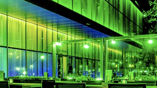 Applaus voor de zon – DE KOM schittert nu ook op het dak