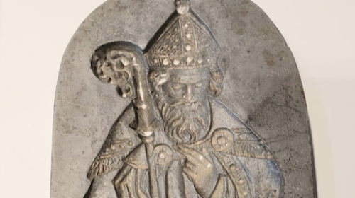 Nicolaas vindt oude speculaasmal in Nicolaaskerk Nieuwegein