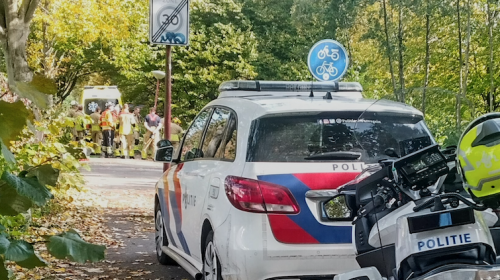 Vrouw met scootmobiel rijdt water in bij Fort Jutphaas